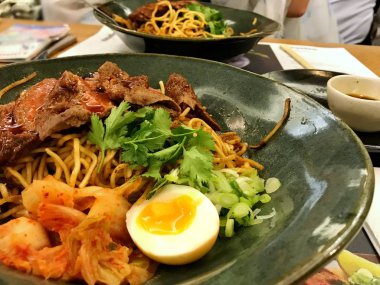 Kavrulmuş et ve yumurta ile baharatlı Çin çanak