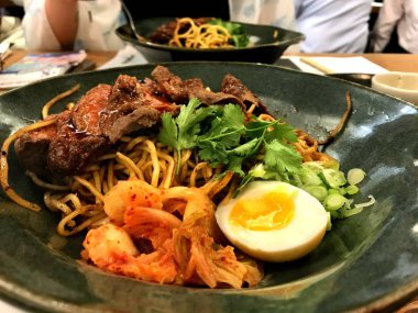 Kavrulmuş et ve yumurta ile baharatlı Çin çanak