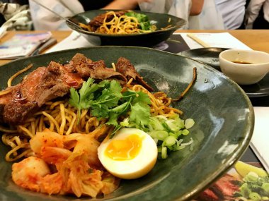 Kavrulmuş et ve yumurta ile baharatlı Çin çanak