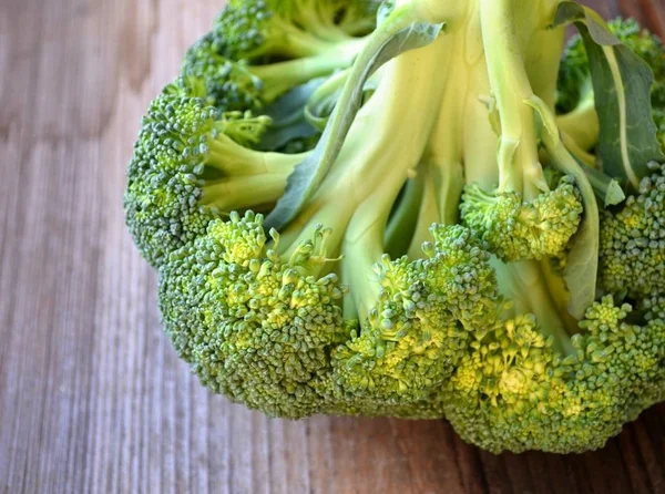Couve brócolis saudável, crua e fresca — Fotografia de Stock