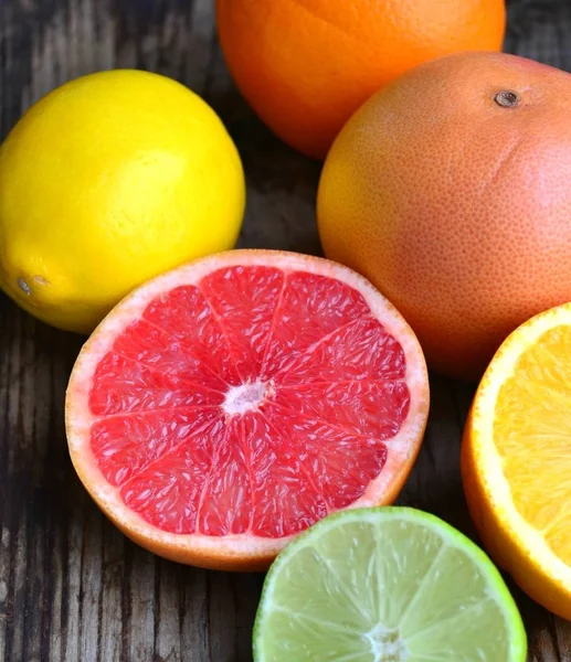 Набор цитрусовых из грейпфрута, апельсинов и лаймов — стоковое фото