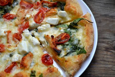 Büyük sıcak pizza domates, beyaz peynir ile ıspanak