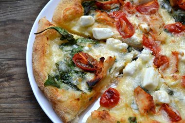 Büyük sıcak pizza domates, beyaz peynir ile ıspanak