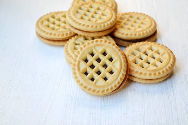 Sabrosas galletas de chocolate sobre mesa de madera —  Fotos de Stock