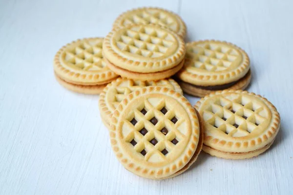 Sabrosas galletas de chocolate sobre mesa de madera —  Fotos de Stock