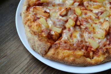 ananas ve tavuk bütün Hawai pizza