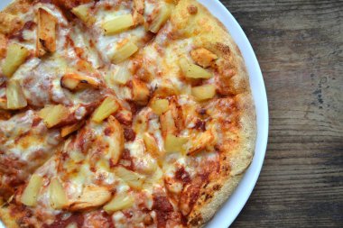 ananas ve tavuk bütün Hawai pizza