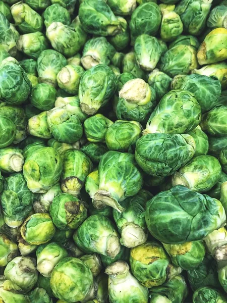 Frische grüne Rosenkohl sprießen auf dem Wochenmarkt — Stockfoto