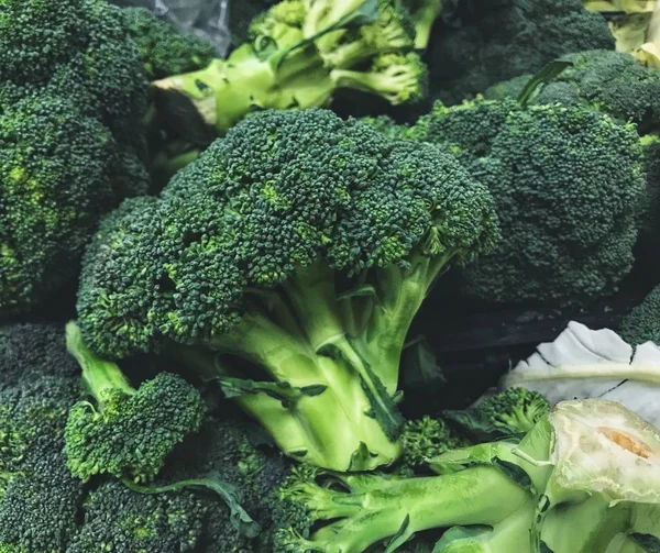 Cavolo broccolo crudo e fresco sano al mercato di strada — Foto Stock