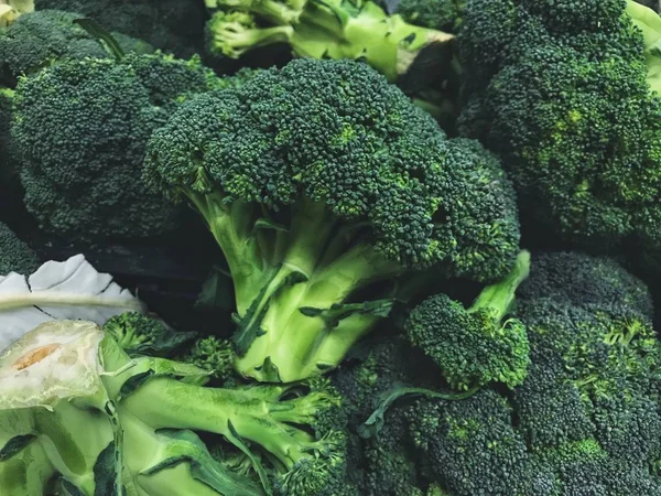 Cavolo broccolo crudo e fresco sano al mercato di strada — Foto Stock