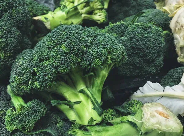 Cavolo broccolo crudo e fresco sano al mercato di strada — Foto Stock