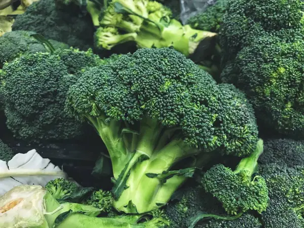 Raw and fresh healthy broccoli cabbage at the street market — Stock Photo, Image