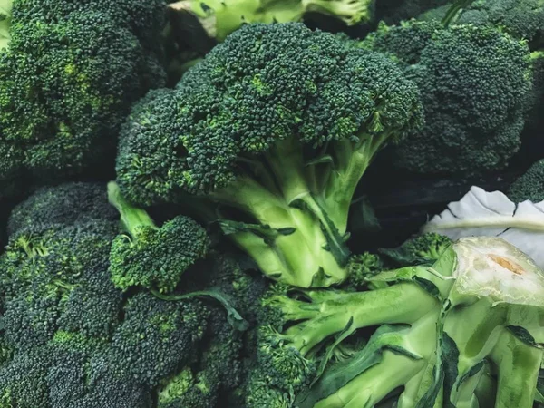 Cavolo broccolo crudo e fresco sano al mercato di strada — Foto Stock