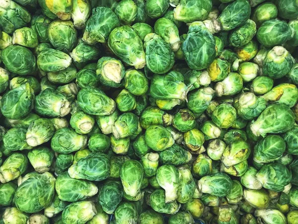 Brotes verdes frescos de Bruselas en el mercado callejero — Foto de Stock