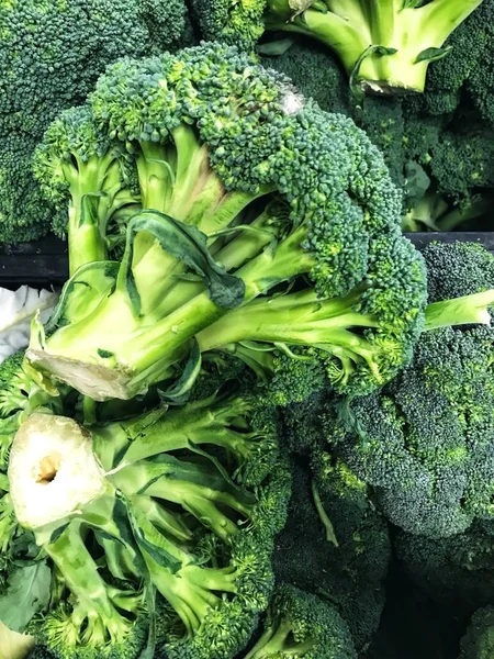 Cavolo broccolo crudo e fresco sano al mercato di strada — Foto Stock