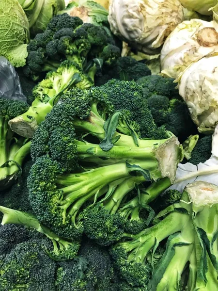 Repollo crudo y fresco de brócoli sano en el mercado callejero — Foto de Stock