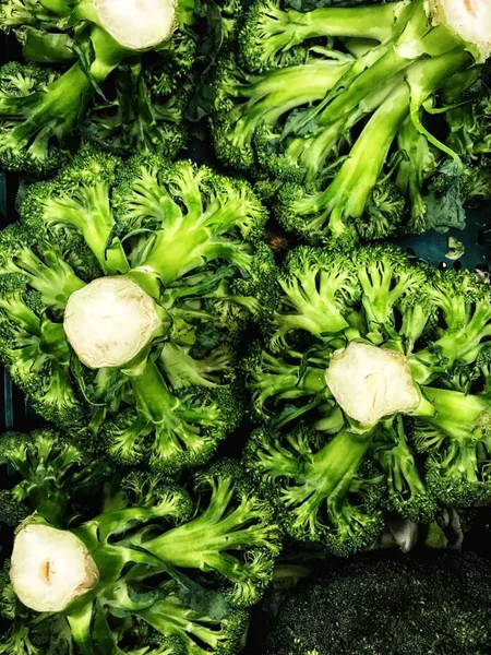 Cavolo broccolo crudo e fresco sano al mercato di strada — Foto Stock