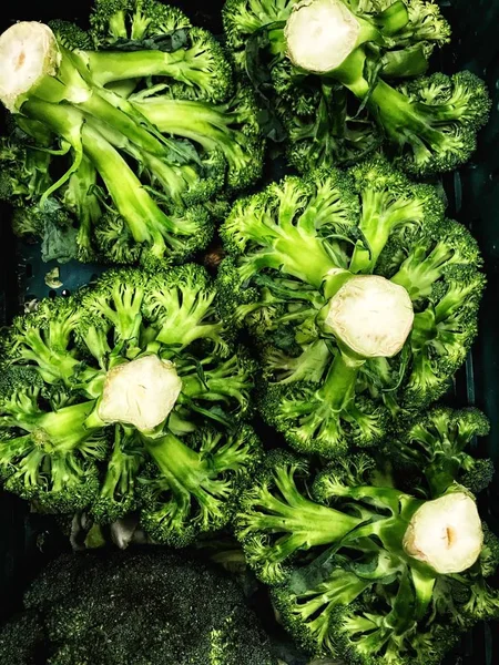 Raw and fresh healthy broccoli cabbage at the street market — Stock Photo, Image