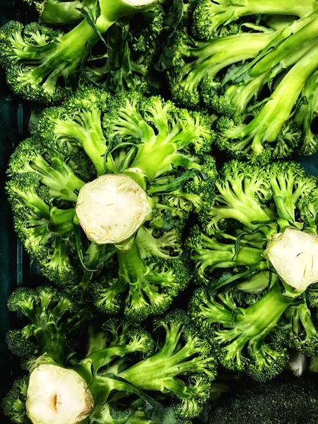 Raw and fresh healthy broccoli cabbage at the street market — Stock Photo, Image