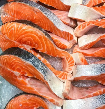 Taze Çiğ somon biftek buz süpermarkette bir sürü