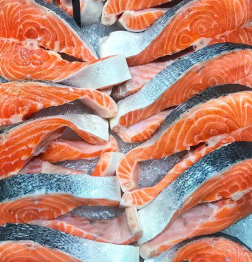 Taze Çiğ somon biftek buz süpermarkette bir sürü