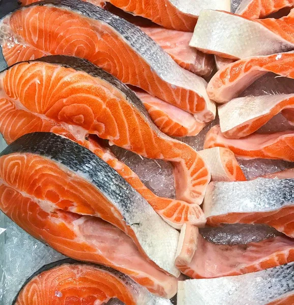 Lotes Bifes Salmão Cru Frescos Gelo Supermercado — Fotografia de Stock