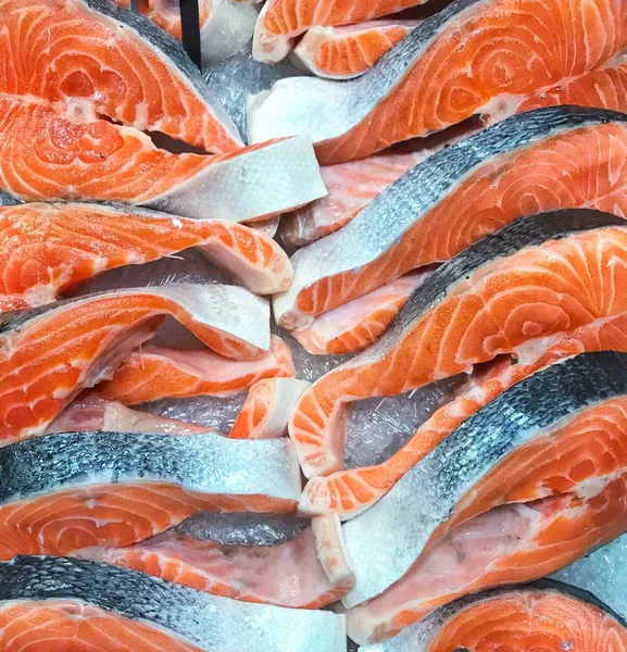 Taze Çiğ somon biftek buz süpermarkette bir sürü