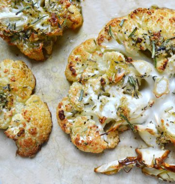 Vejetaryen kavrulmuş karnabahar biftek otlar ve sarımsak ile