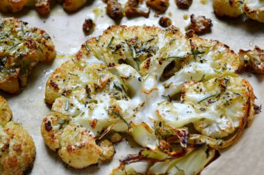 Vejetaryen kavrulmuş karnabahar biftek otlar ve sarımsak ile