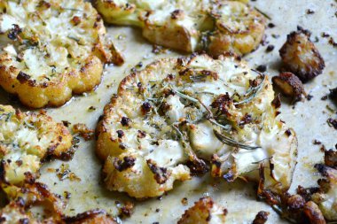 Vejetaryen kavrulmuş karnabahar biftek otlar ve sarımsak ile