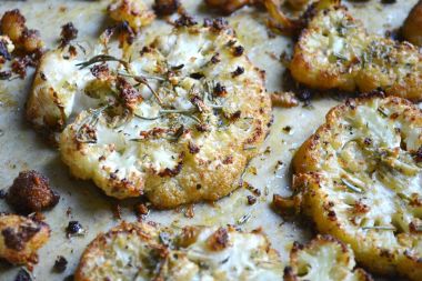 Vejetaryen kavrulmuş karnabahar biftek otlar ve sarımsak ile