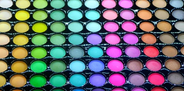Conjunto de cosméticos de sombra de ojos de diferentes colores —  Fotos de Stock