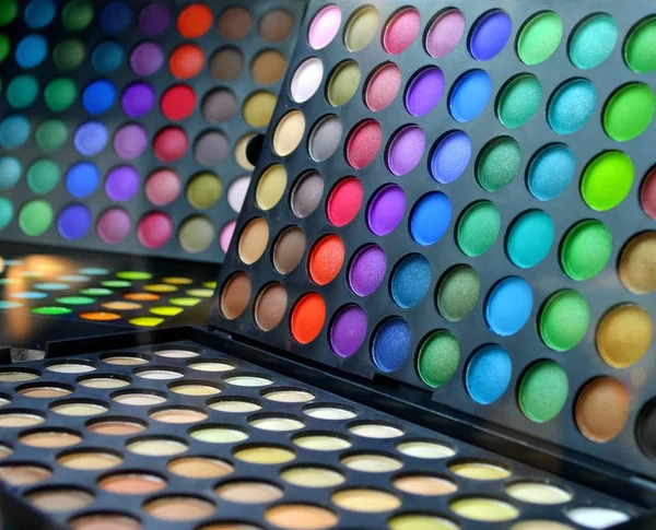 Zestaw kosmetyków różne kolorowe cienie do powiek — Zdjęcie stockowe