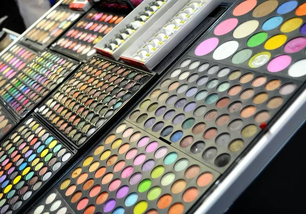 Cosmetica set van verschillende kleurrijke oogschaduw — Stockfoto