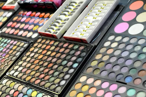 Zestaw kosmetyków różne kolorowe cienie do powiek — Zdjęcie stockowe