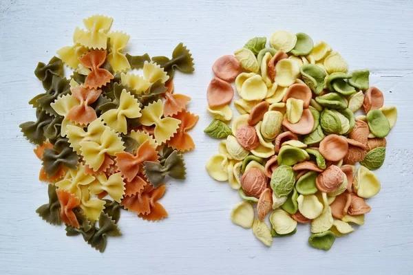 Set mit verschiedenen Arten von bunten italienischen Pasta auf Holztisch — Stockfoto