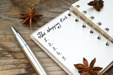 Retro notebook ile bir alışveriş listesi