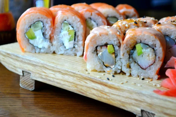 Leckere Semmeln und Sushi mit Aal, Lachs und Frischkäse — Stockfoto
