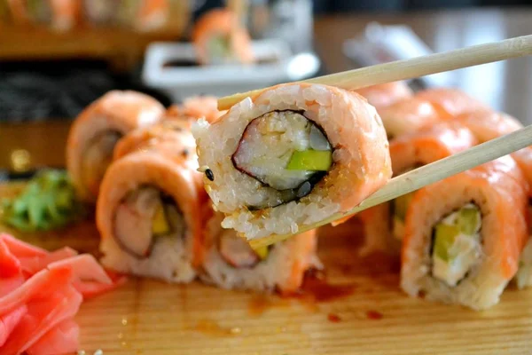Leckere Semmeln und Sushi mit Aal, Lachs und Frischkäse — Stockfoto
