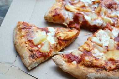 Büyük sıcak pizza domates ve salam