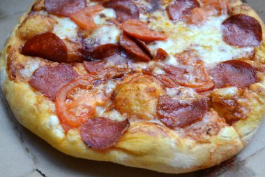 Büyük sıcak pizza domates ve salam