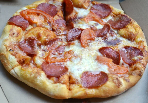 Große heiße Pizza mit Tomaten und Salami — Stockfoto