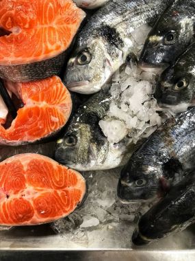 Çok taze Çiğ somon biftek ve süpermarkette buzda dorado balık