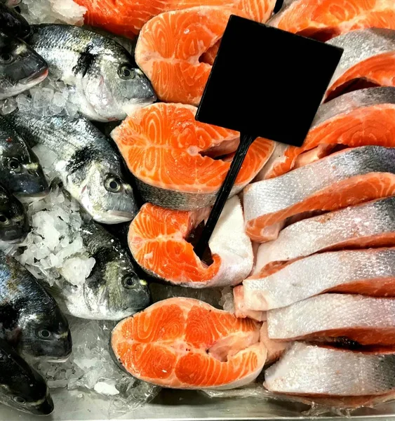 Lotes Bifes Salmão Cru Frescos Peixes Dorado Gelo Supermercado — Fotografia de Stock