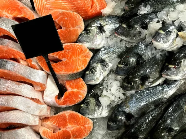 Massor Färsk Lax Biffar Och Dorado Fisk Isen Stormarknad — Stockfoto