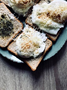 Lezzetli İngiliz kahvaltısı tost otlar ile yapılan ve Parmesan peyniri ve biber ile Benedict yumurta haşlanmış