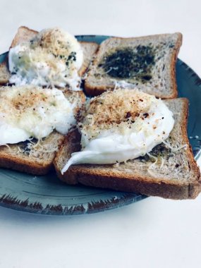 Lezzetli İngiliz kahvaltısı tost otlar ile yapılan ve Parmesan peyniri ve biber ile Benedict yumurta haşlanmış