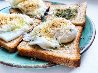 Lezzetli İngiliz kahvaltısı tost otlar ile yapılan ve Parmesan peyniri ve biber ile Benedict yumurta haşlanmış