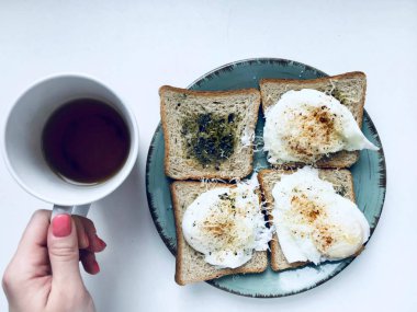 Lezzetli İngiliz kahvaltısı tost otlar ile yapılan ve Parmesan peyniri ve biber ile Benedict yumurta haşlanmış