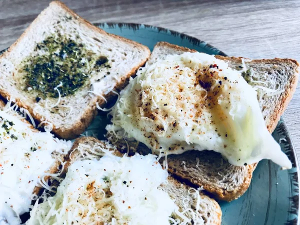 Smakelijke Engels Ontbijt Gemaakt Van Toast Met Kruiden Gepocheerde Benedict — Stockfoto